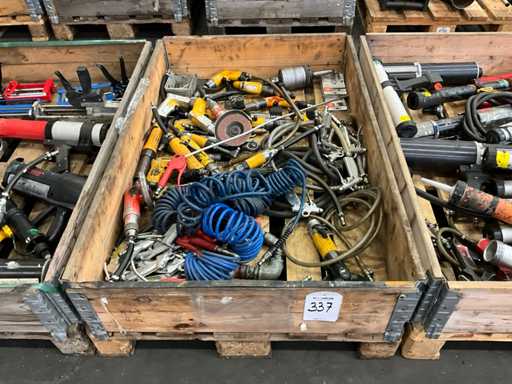 Various pneumatic tools (22x)
