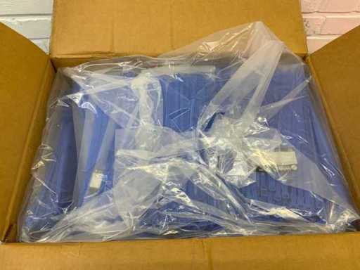 O mulțime de bride de cablu, câte 50 de saci de câte 100 de bucăți fiecare