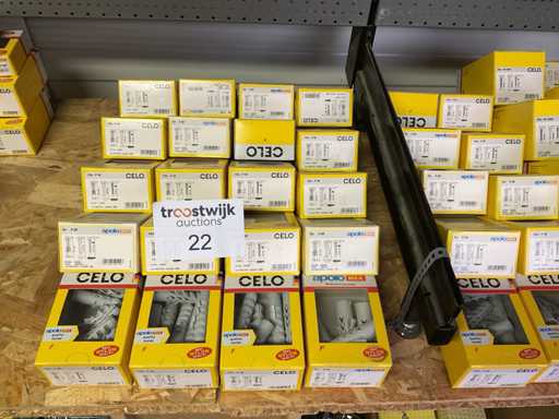 20 Schachteln mit Steckern