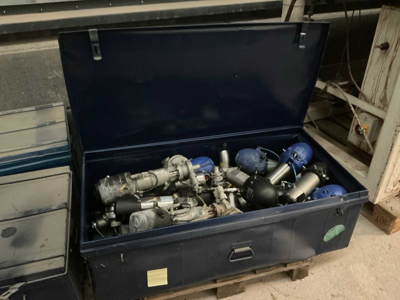 Storage bin with vacuum pumps (2x)