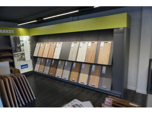 Magazynuj rega?y z próbkami pod?ogi