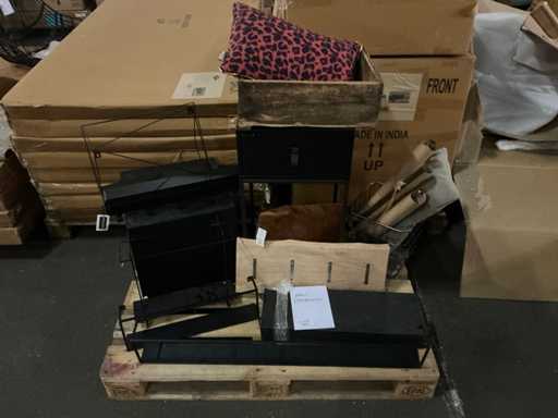 Pallet of home accessories