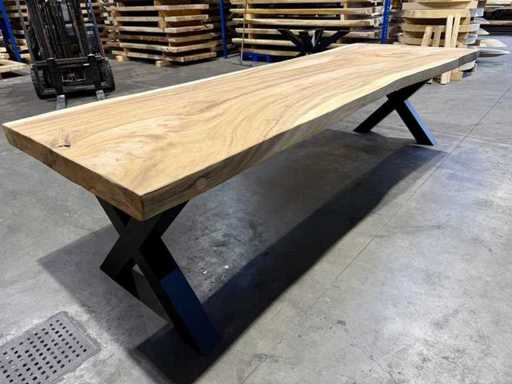 Masa trunchiului de copac, 300 cm.