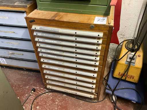 Trippel ladekast met inhoud