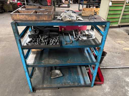   Werkstattregal mit Inhalt