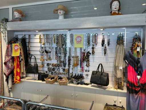 Verschiedene Halsketten und Schals