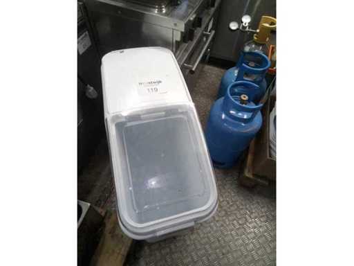 Viele leere Gasflaschen, Catering-Zubehör, Tabletts, Papier, Krüge