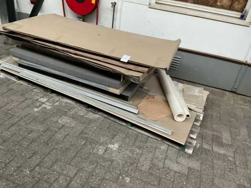 Moskitonetze, Sitzkissen und verschiedene