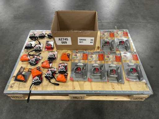 Batch of measuring tools: tape measures & tape measure/cutter sets