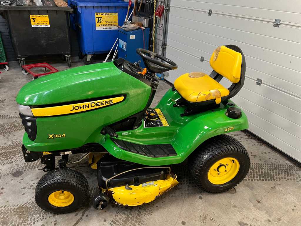 John deere lawn best sale tractor 4 wheel steering