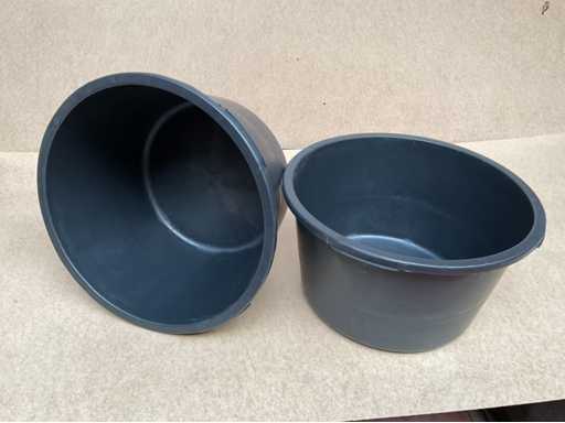 5 pojemników pojemności 65 litrów