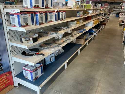 Un lot de veselă de camping, tigăi și oale