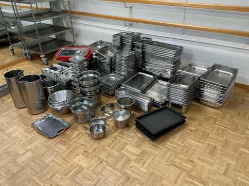 Lot of stainless steel containers different sizes, bain Marie's, Other kitchen supplies