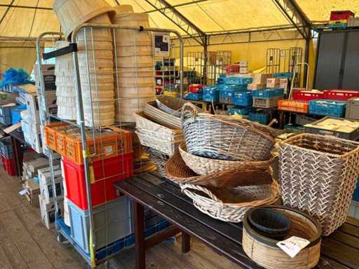 Diverse rieten manden en houten presenteerplanken