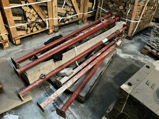 Betonnen voederbak + bouwschoren