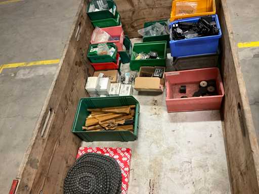 O mulțime de piese de schimb pentru mașini