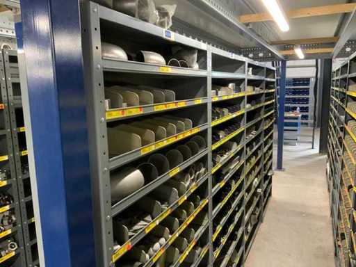 Verschiedene Maschinen und Teile in 4-fach-Kabinetten