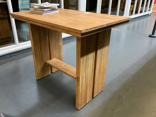 Mesa de pie con 4 taburetes de bar