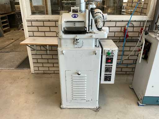 Bandschleifer zur Schuhreparatur mit pneumatischer Ventilauslösung