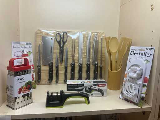 Divers keukengerei en keukenbenodigdheden..