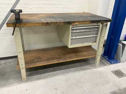 Établi SSI Schäfer avec un étau Heuer Front