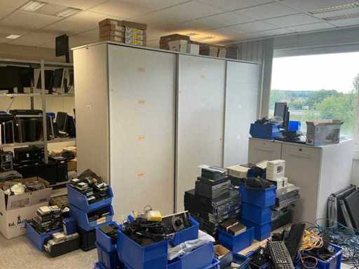 Büroschränke mit Inhalt