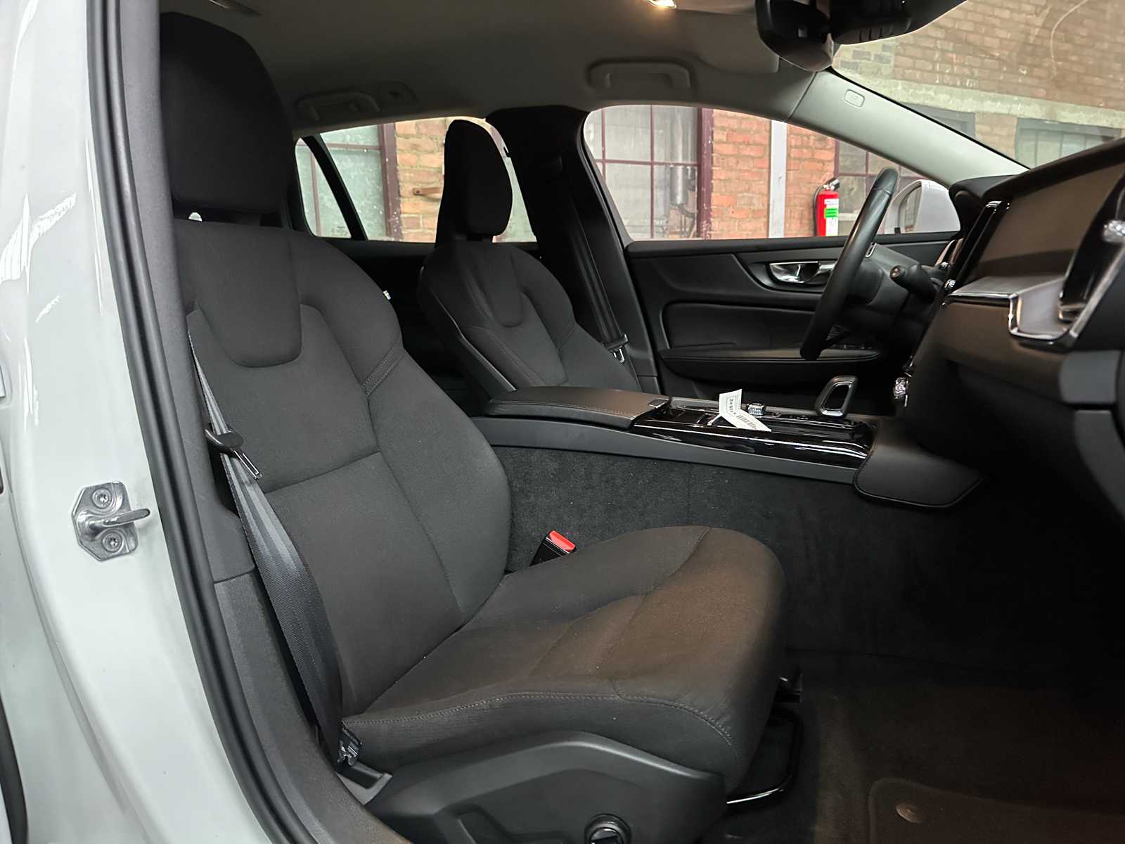 Volvo V60 2.0 T6 Recharge AWD Inscription Expression 253pk 2021 (Origineel-NL + 1e eigenaar), N-828-HZ