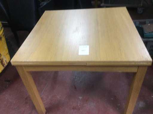 Tische und Stühle im Restaurant