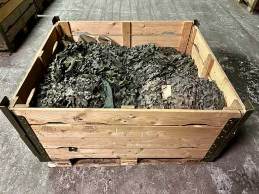 Plas? de camuflaj în lot