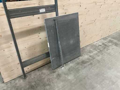 2 vakken zwaar planksysteem: 2,85 m hoog, 80 cm diep, bay breedte 1 m