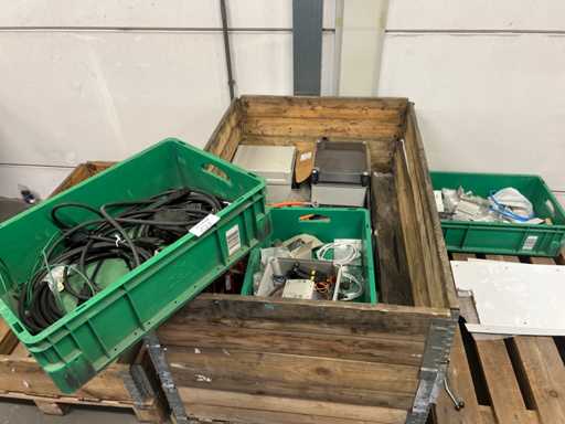 Lote de material de instalación: carcasas de plástico, cables, conectores y una caja precableada