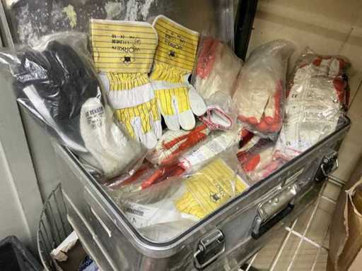 Mănușă de lucru și diverse capace de sertizare cu cablu