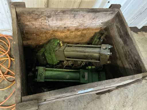 Petit lot de pièces de machines