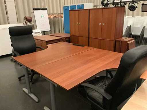 Bureaus met stoelen en kasten