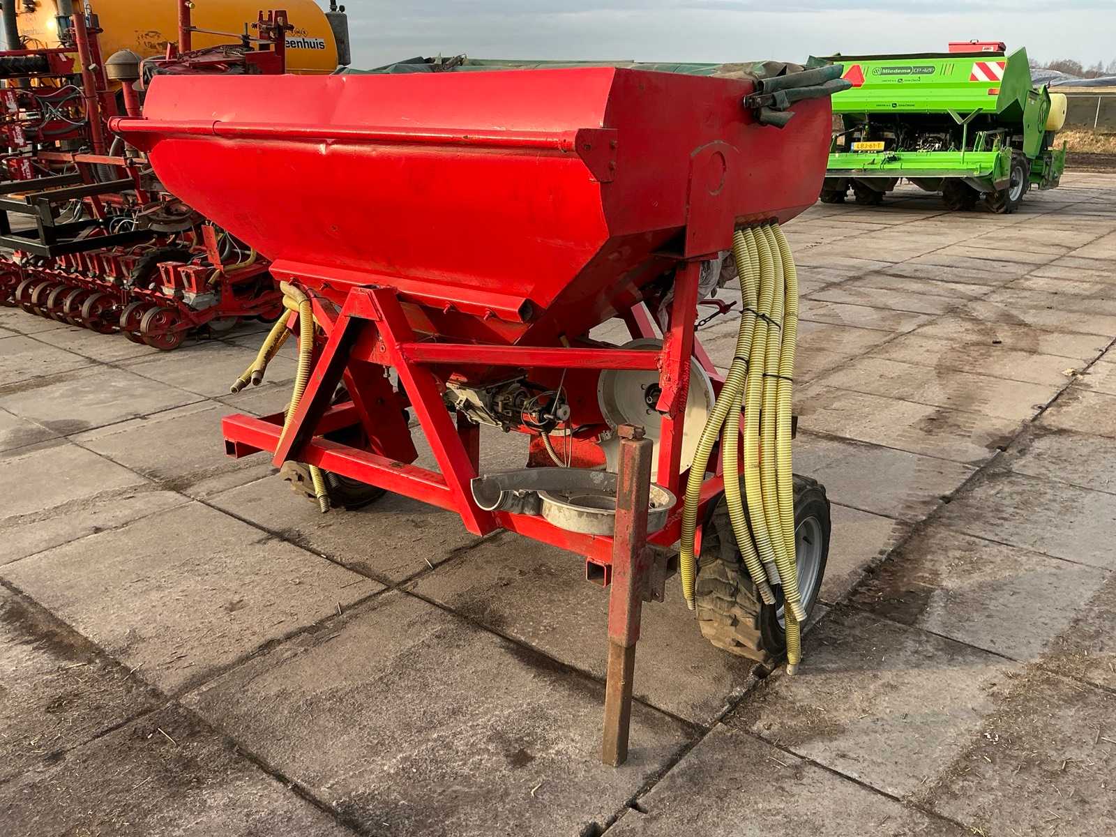 Bird and nut Front seed tray Seeder
