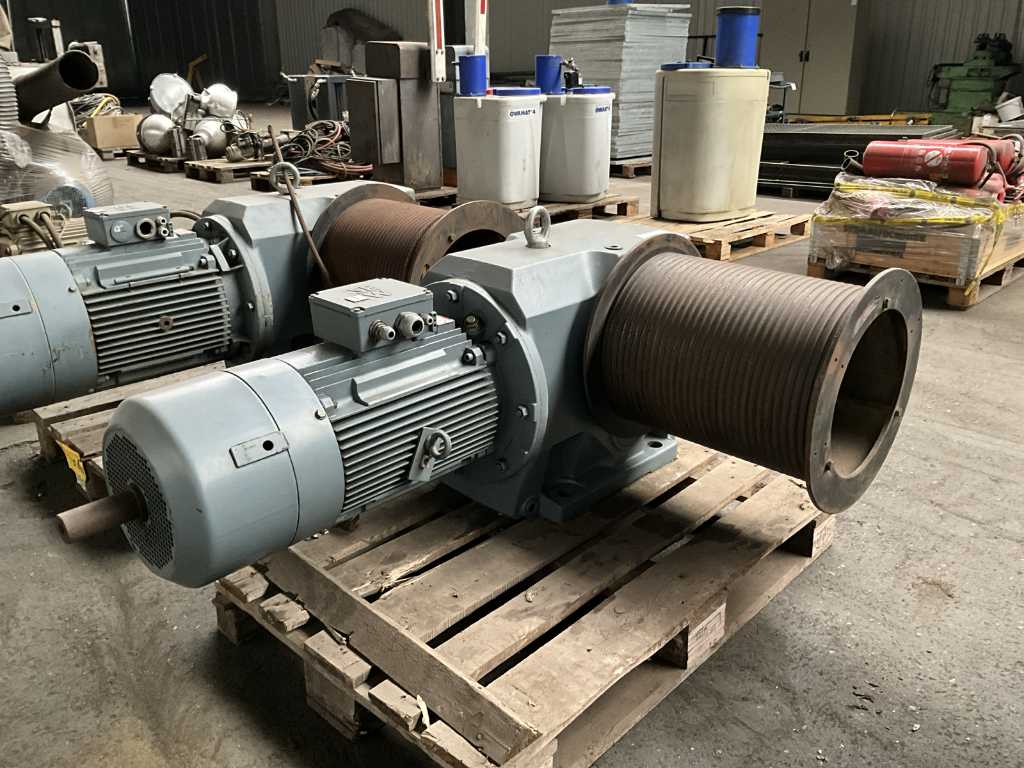 SEW / Vector Electric motor equipped with wire rope winch