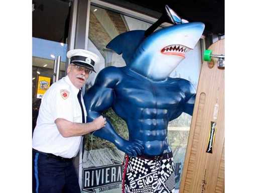 HAI-WERBEPUPPE MIT HAI-MÜLL