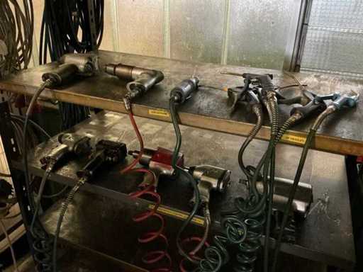 Zestaw śrubokrętów i różnych sprężonych maszyn