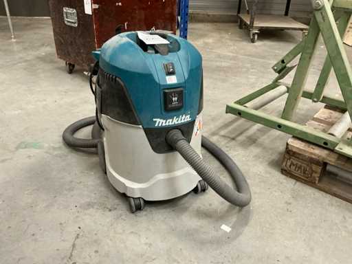 Makita VC2512L Vacuum Cleaner