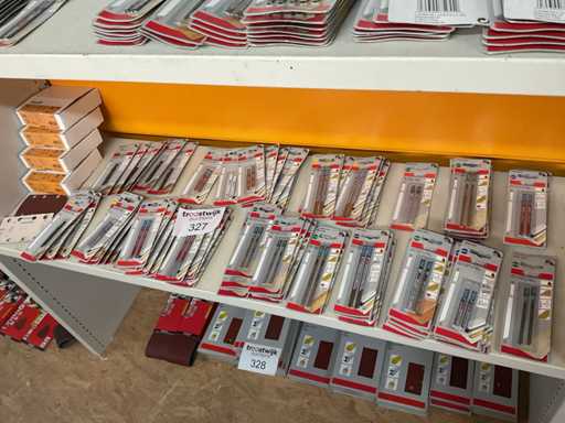 160 Stichsägen und Schleifpapier