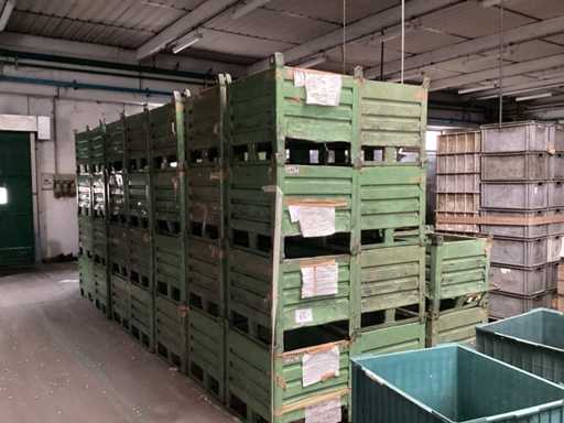 Stackable iron crates (70x)