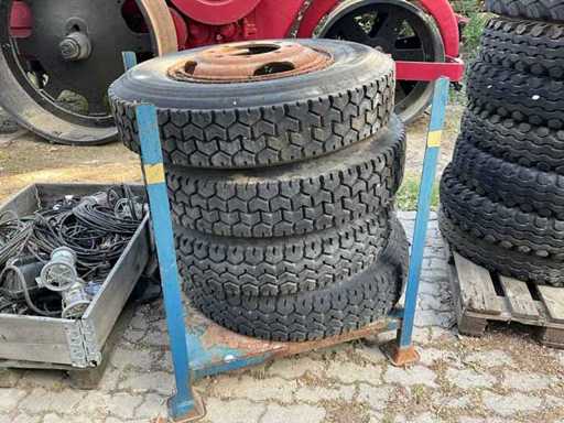 Pneus avec jantes pour Steyr 680