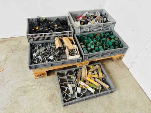 (6x) Doos bestaande uit diverse hek- of luikaccessoires voor huis en tuin