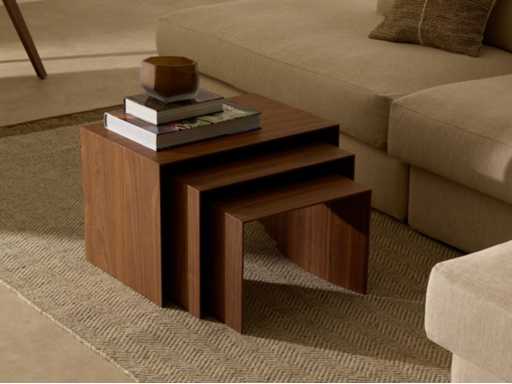 Set van 3 bijzettafels in walnootfineer.