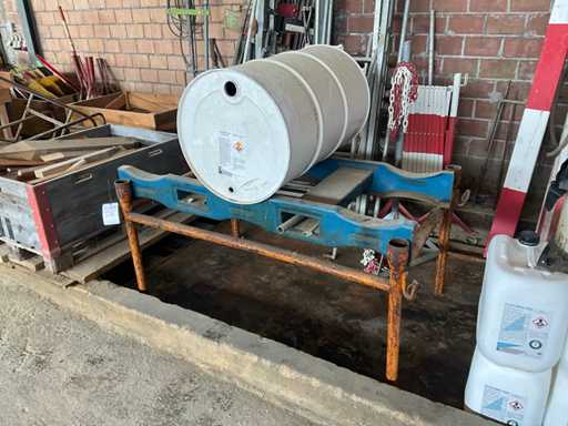 Barrel holder with barele with 2 barrel trolleys