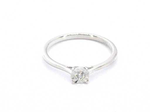 Anello solitario in oro bianco con un diamante tagliato brillante