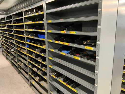 Verschiedene Installationsmaterialien in 6-Kammer-Schränken