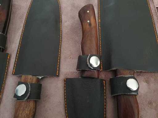 Kookset met 5 Damascusmessen en een bruine leren rol