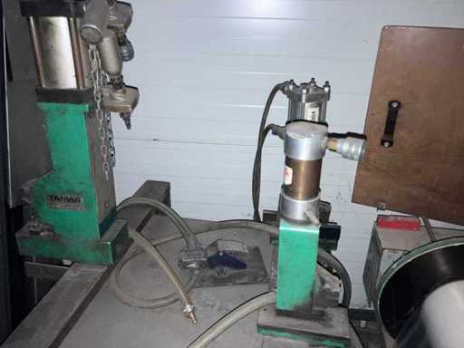 Table avec 3 outils de poinçon pneumatique