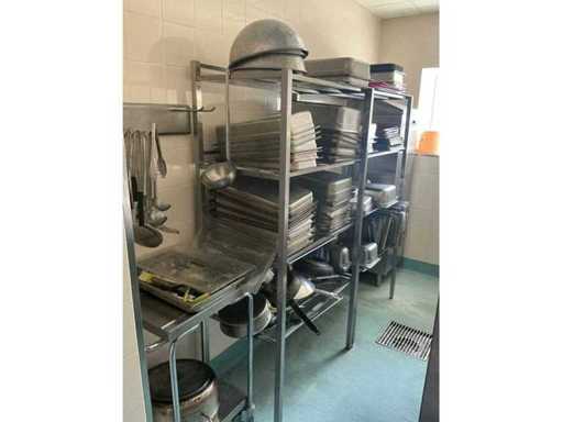 Étagère en inox avec accessoires
